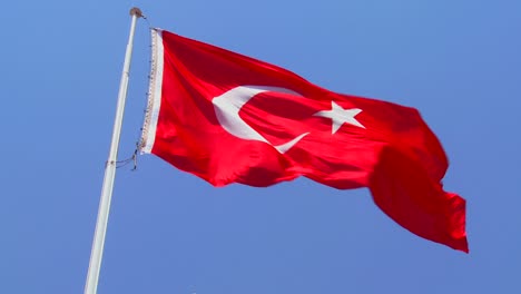 eine türkische flagge weht in der nähe einer moschee 1