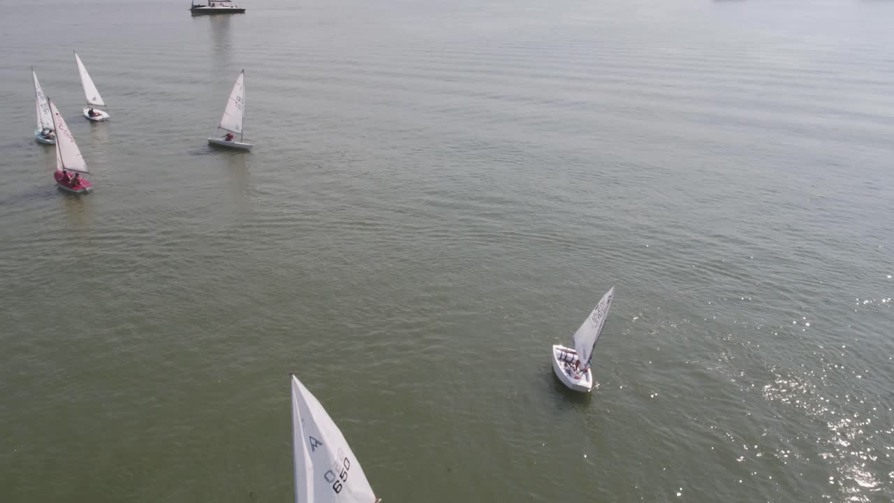 competición de vela en un río