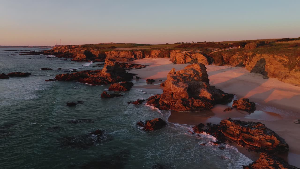 vista aérea de una playa rodeada de impresionantes formaciones rocosas en el algarve, portugal