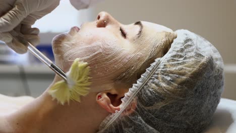 mujer recibiendo un tratamiento facial