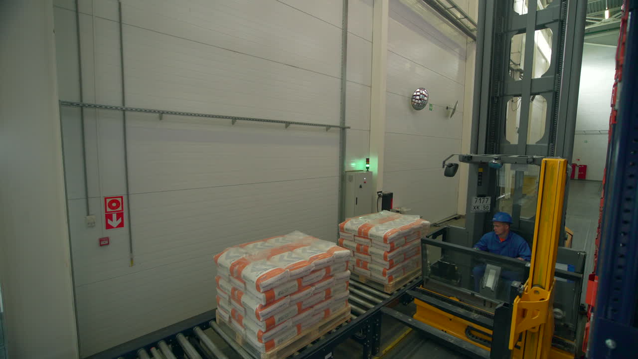 carga y descarga de materiales de construcción en almacén por carretillas elevadoras