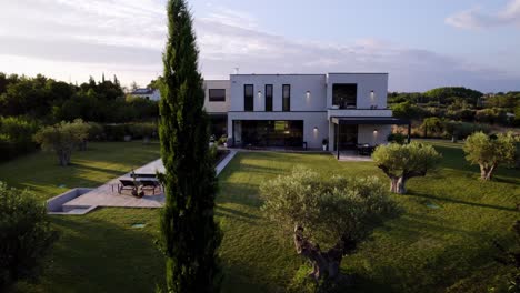 Toma-Aérea-De-Una-Villa-De-Lujo-Con-Piscina-Privada-En-Uzès,-Francia,-Durante-El-Verano.