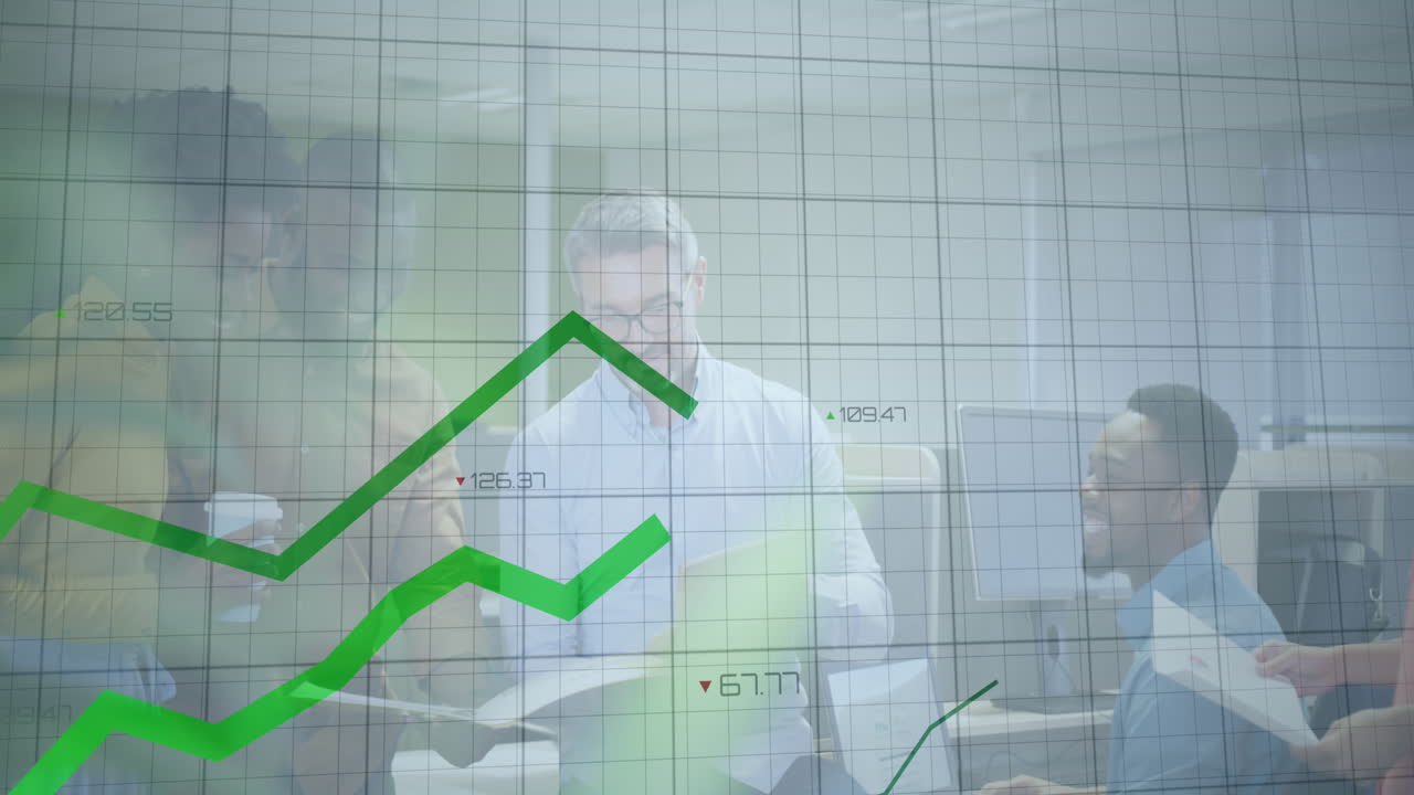 animación de líneas verdes y procesamiento de datos financieros sobre diversas personas de negocios en la oficina