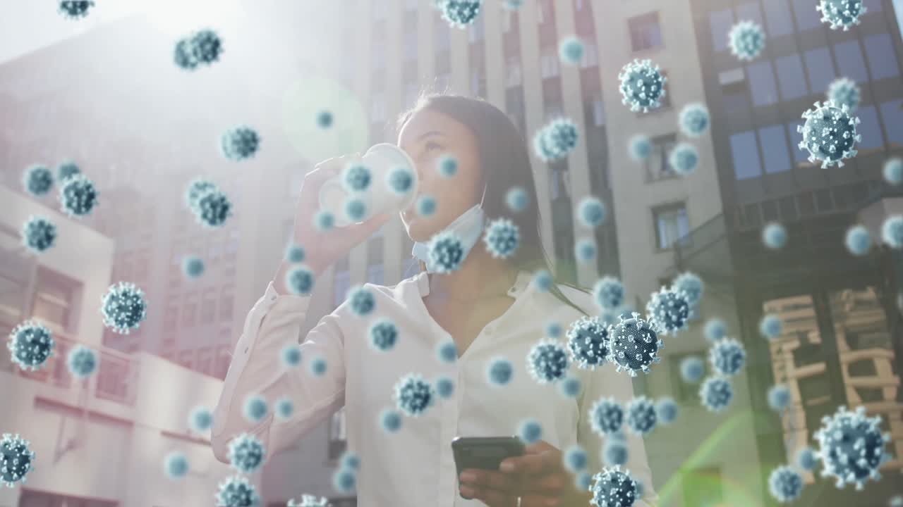 células de covid-19 flotando contra mujer afroamericana con máscara de cara baja bebiendo café