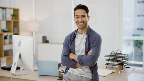 un profesional de negocios feliz en una oficina moderna