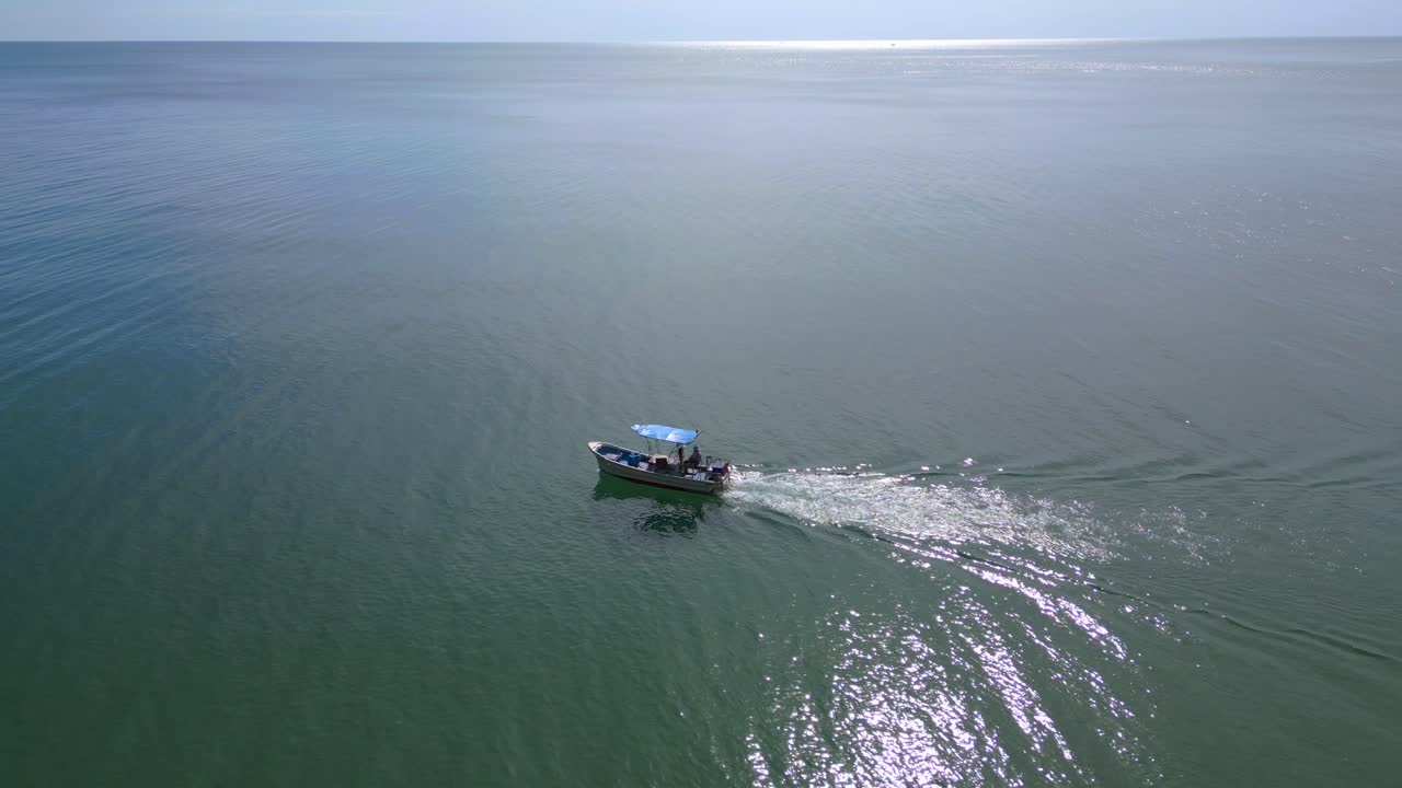 배는 늦은  ⁇ 빛을 통과하여 물 위에 반 ⁇ 인다