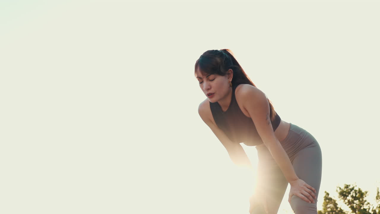 여자 러너, 밖에서 휴식과 호흡