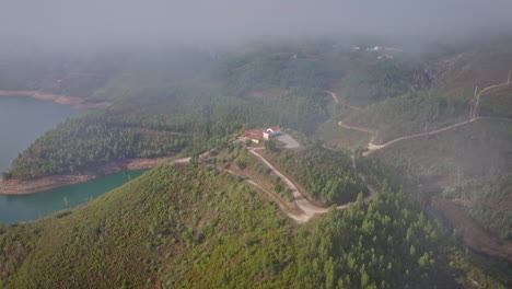 Pequeña-Capilla-Brumosa-En-La-Cima-De-Una-Colina-Junto-A-Un-Río