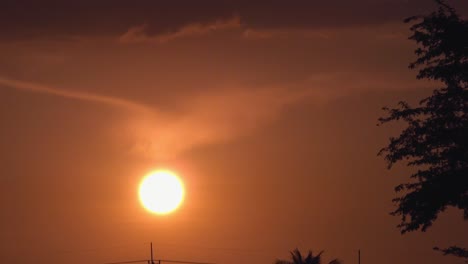 sol dorado poniéndose en el cielo