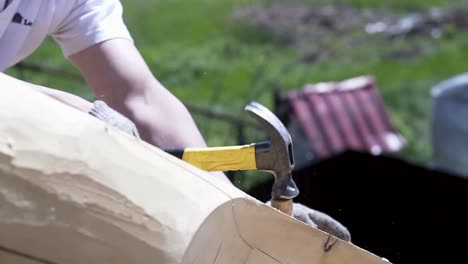 persona que trabaja en troncos de madera