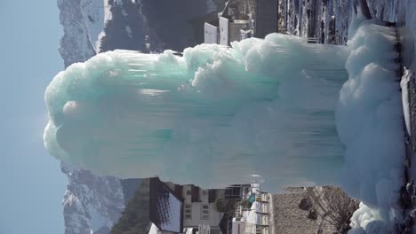 작은 방울이 떨어지는 얼음 기둥의 클로즈업 (close-up of an ice column with small dripping icicles in st.