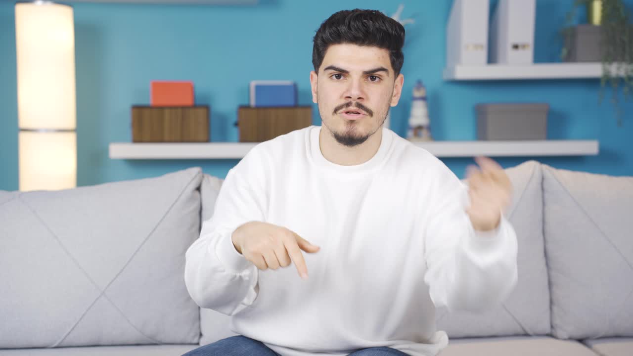 경기를 지켜보는 젊은이.