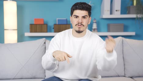 el joven siguiendo el partido.