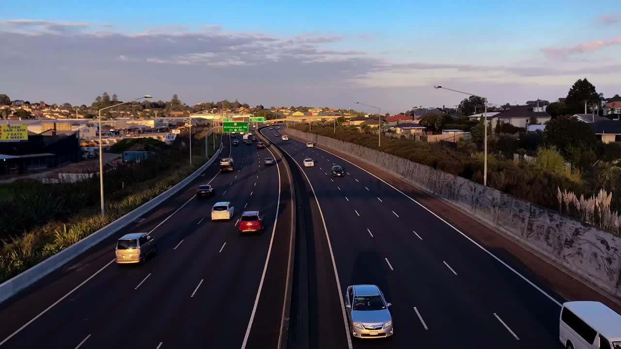 뉴질랜드 오클랜드의 골든 아워 동안 고속도로 교통의 시간 경과