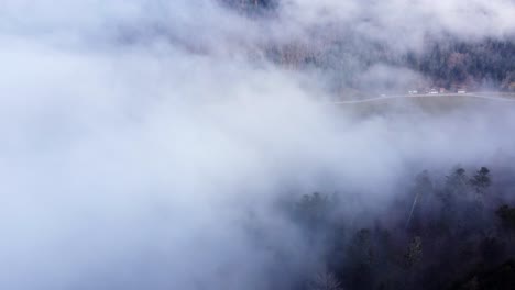 Bosque-De-Montaña-Aérea-Cambiante-En-Nubes-Y-Niebla-Mosca-Relajante-Lenta