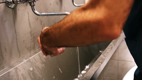 cirujano masculino lavándose las manos