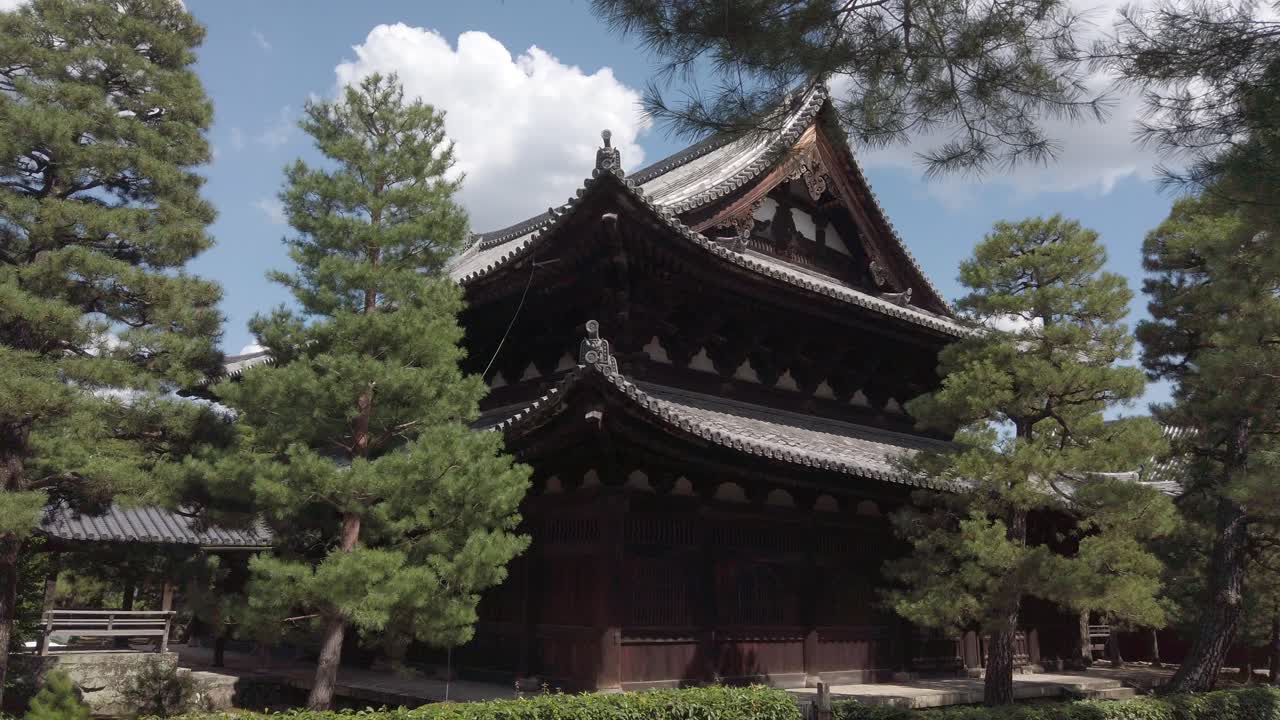 templo daitoku-ji en kioto, japón, estableciendo el edificio de la entrada de tiro