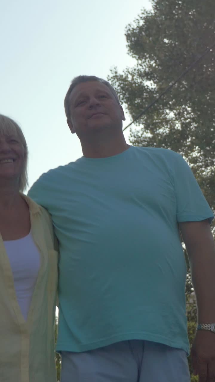 Pareja disfrutando de un día soleado juntos