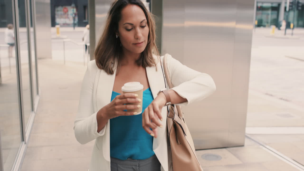 Una mujer de negocios comprobando su reloj.