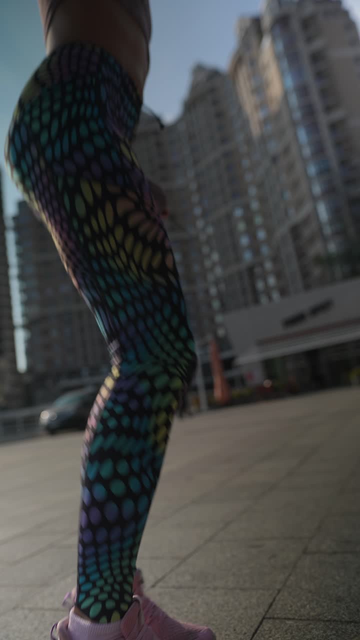 도시 에서 로프 를 뛰어넘는 여자