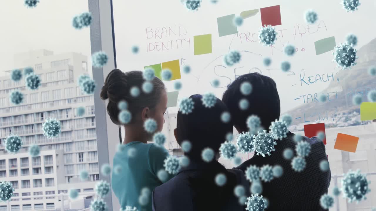 배에서 일하는 젊은이들에게 박테리아가 날아다니고 있습니다.