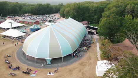 vista aérea de la popular carpa chautauqua en el área del lago superior