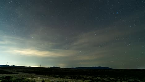 las estrellas cruzan el cielo sobre el desierto del oeste de utah a lo largo de un camino rural.