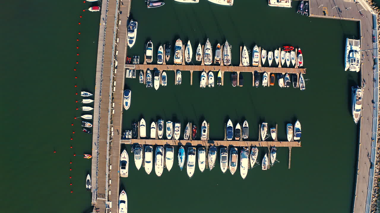Oversikt ovenfra over marinaen i Sopot med fortøyde yachter, skip og motorbåter ved solnedgang