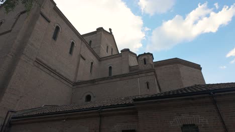 Side-view-of-Medellin's-Catedral-Metropolitana,-showcasing-brick-architecture