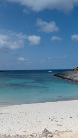 Playa-Faneromeni-En-Antiparos,-Grecia-En-Vertical.