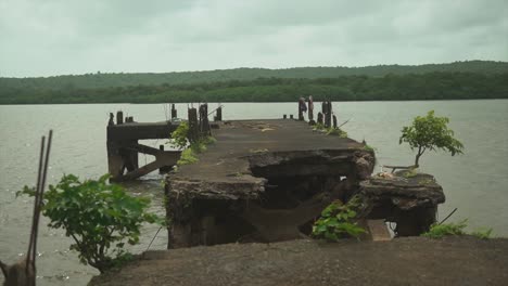 un muelle en el río, viejas ruinas de un muelle, creando un ambiente misterioso