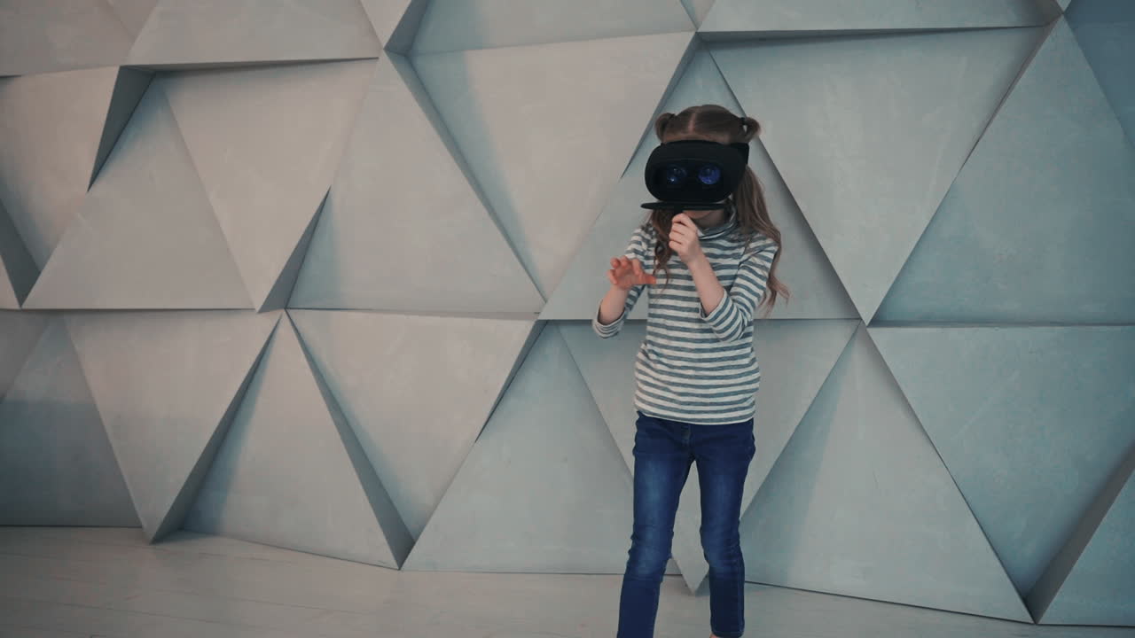 niño usando un auricular vr disfrutando de un video o juego interactivo