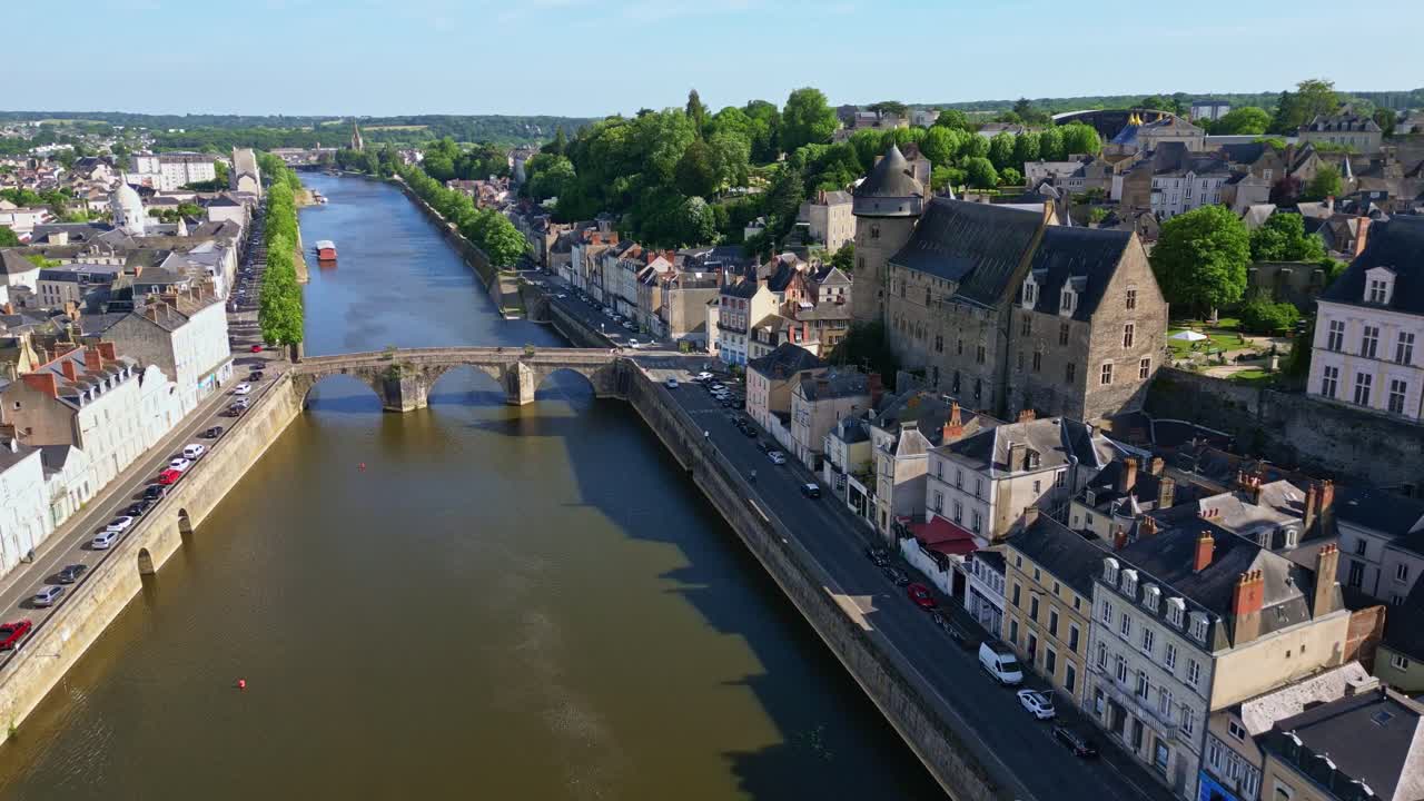 Drone voando sobre o rio Mayenne com o Castelo de Laval, França. Recuo aéreo de drone e paisagem urbana.