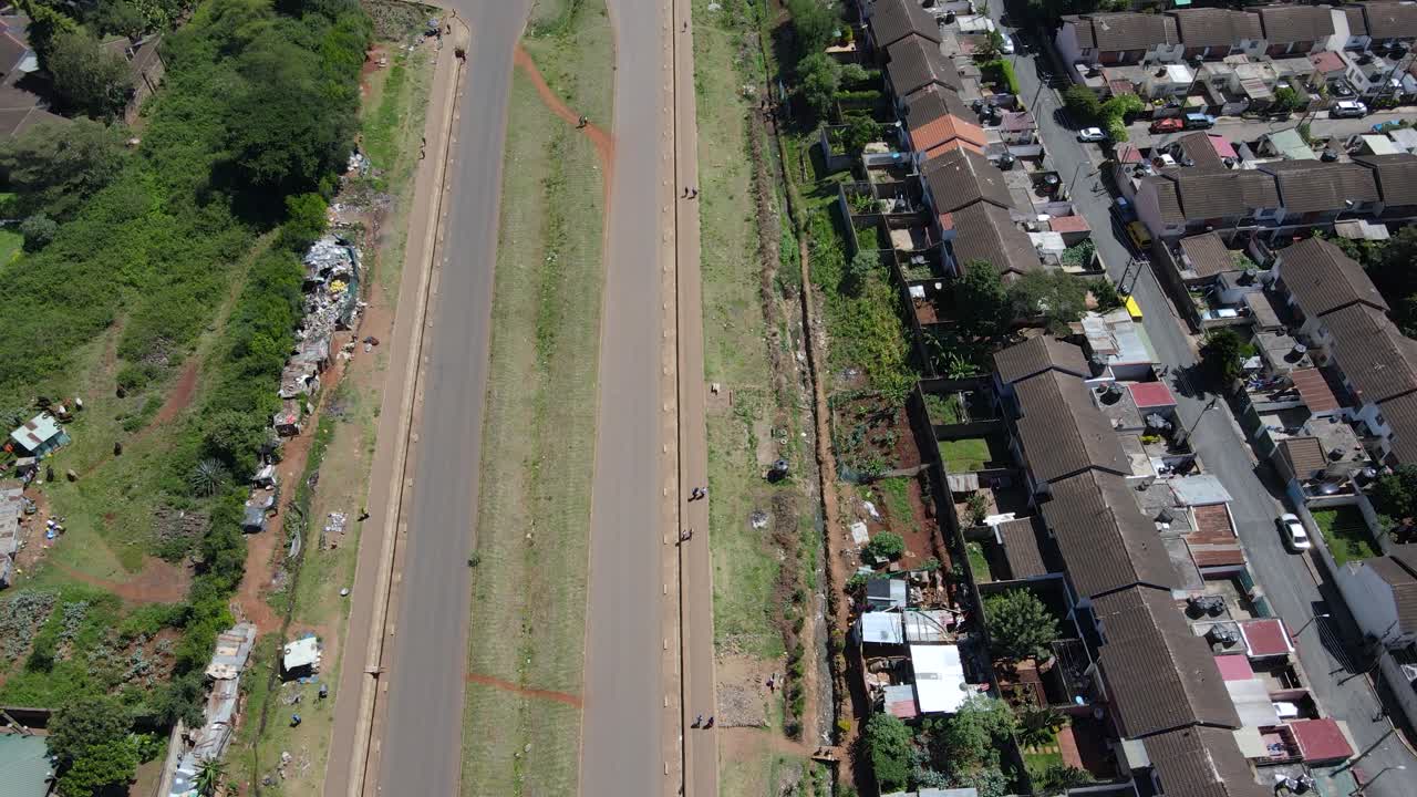 케냐 나이로비의 고속도로 거리와 건물에 대한 공중 전망