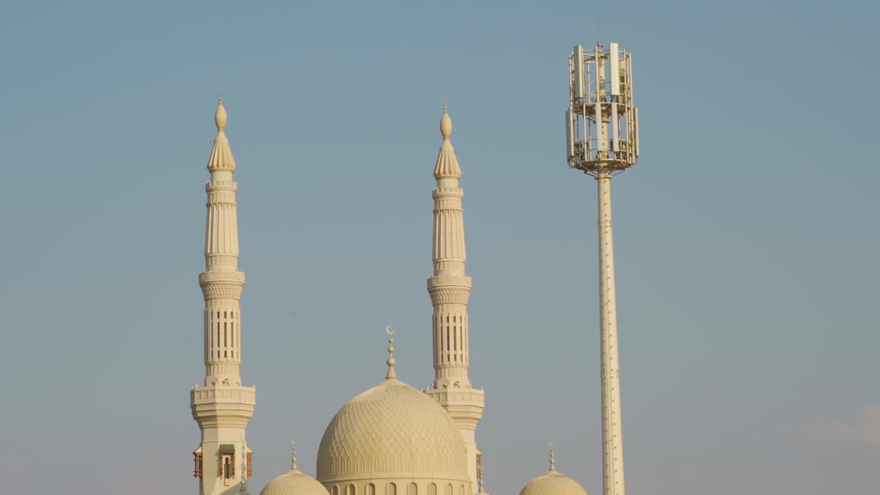 대학로 샤르자 시티 아랍에미리트에 있는 알 카시마야 모스크의 높은 탑과 돔 - 패닝 샷