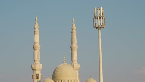 Hohe-Türme-Und-Kuppel-Der-Al-qasimaya-moschee-In-Der-Universitätsstraße-Sharja-City-Vae---Schwenk