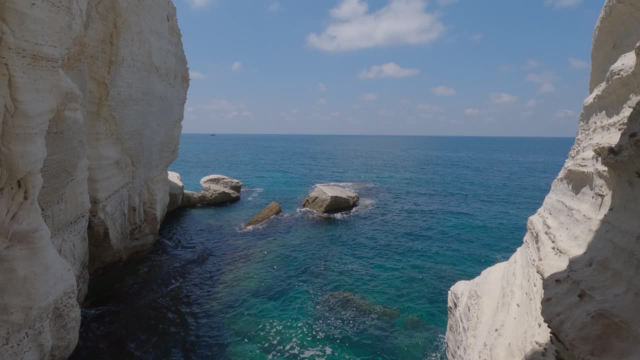 una toma de inclinación lenta que revela la vasta cara blanca del acantilado en rosh hanikra, israel