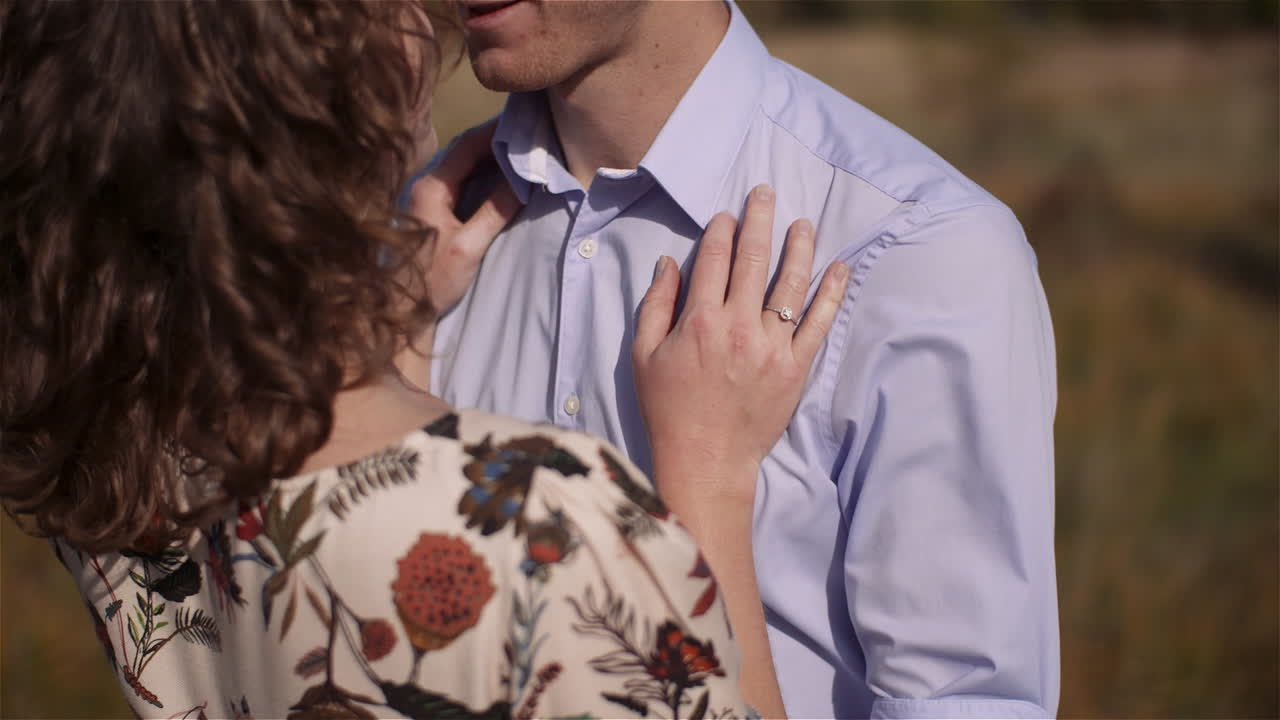 여름 14에 초원을 걷는 사랑하는 부부