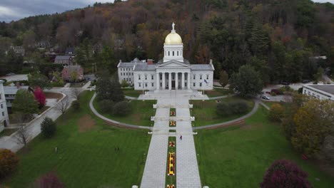 Toma-Aérea-De-La-Casa-Estatal-De-Vermont-En-Montplier