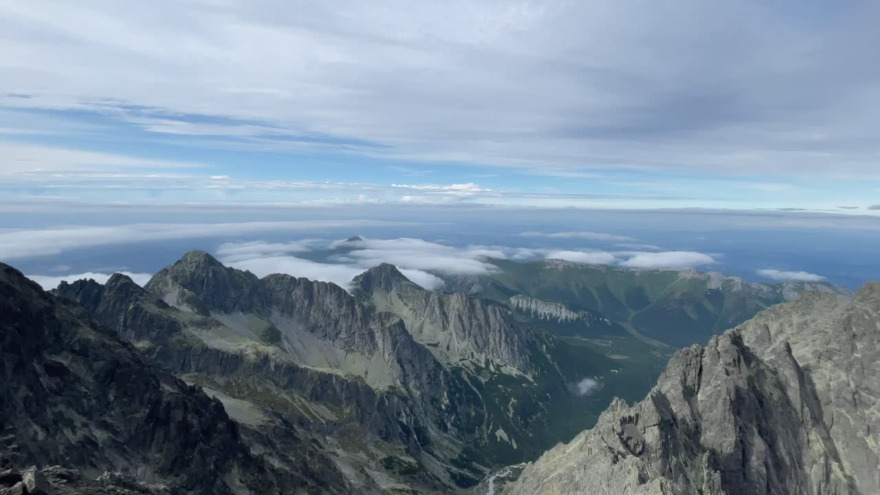 슬로바키아 롬니카 피크(lomnica peak)에서 높은 타트라 산맥(high tatra mountains)의 장엄한 탁 트인 전망
