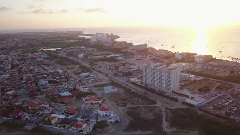 Die-Tropische-Insel-Aruba-Während-Der-Goldenen-Stunde-Mit-Dem-Sonnenuntergang-über-Dem-Karibischen-Meer