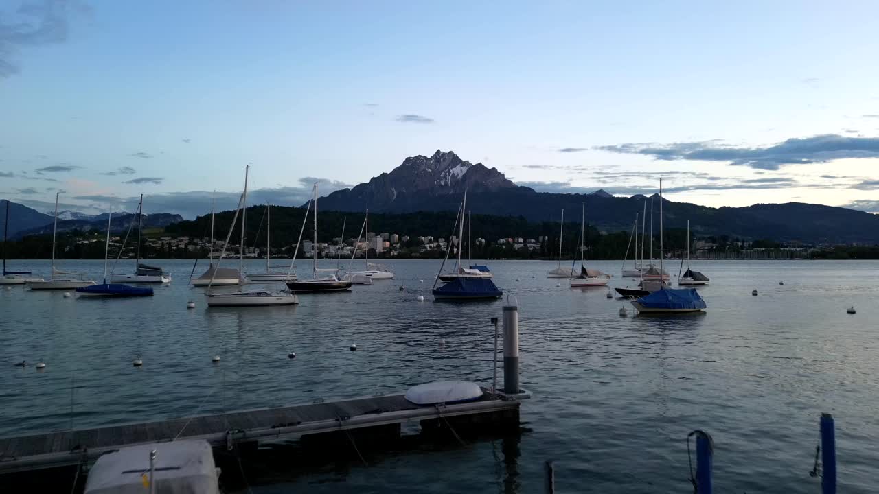 항해 보트 와 함께 호수 풍경