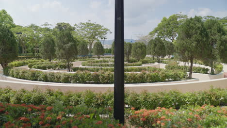 Círculos-Concéntricos-En-El-Jardín-Con-Vegetación-Arbustiva-Bellamente-Mantenida-En-Hong-Kong.