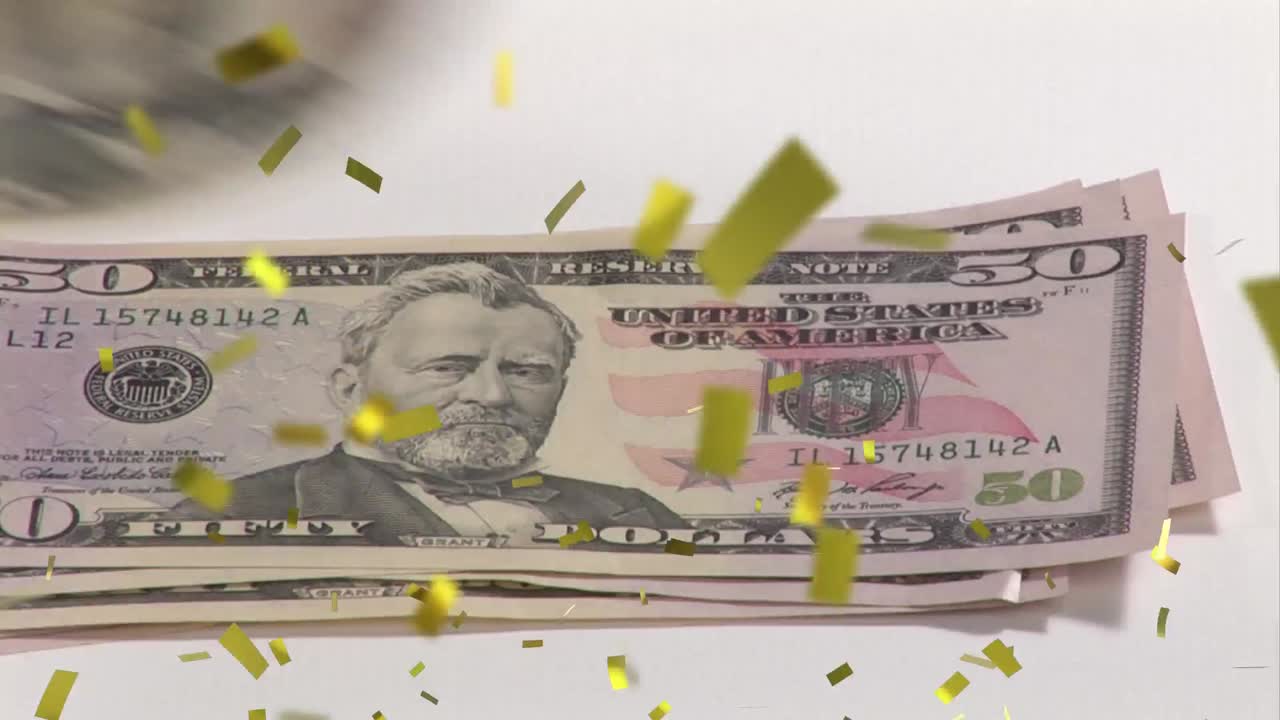 Animazione di coriandoli che cadono su banconote di dollari americani in fase di conteggio su sfondo bianco.