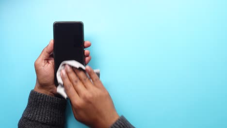 limpieza de la pantalla de un teléfono inteligente