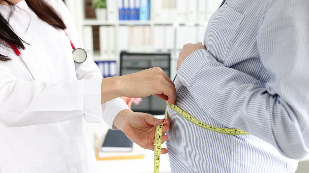 산부인과 의사는 복부 둘레를 센티미터로 측정합니다.