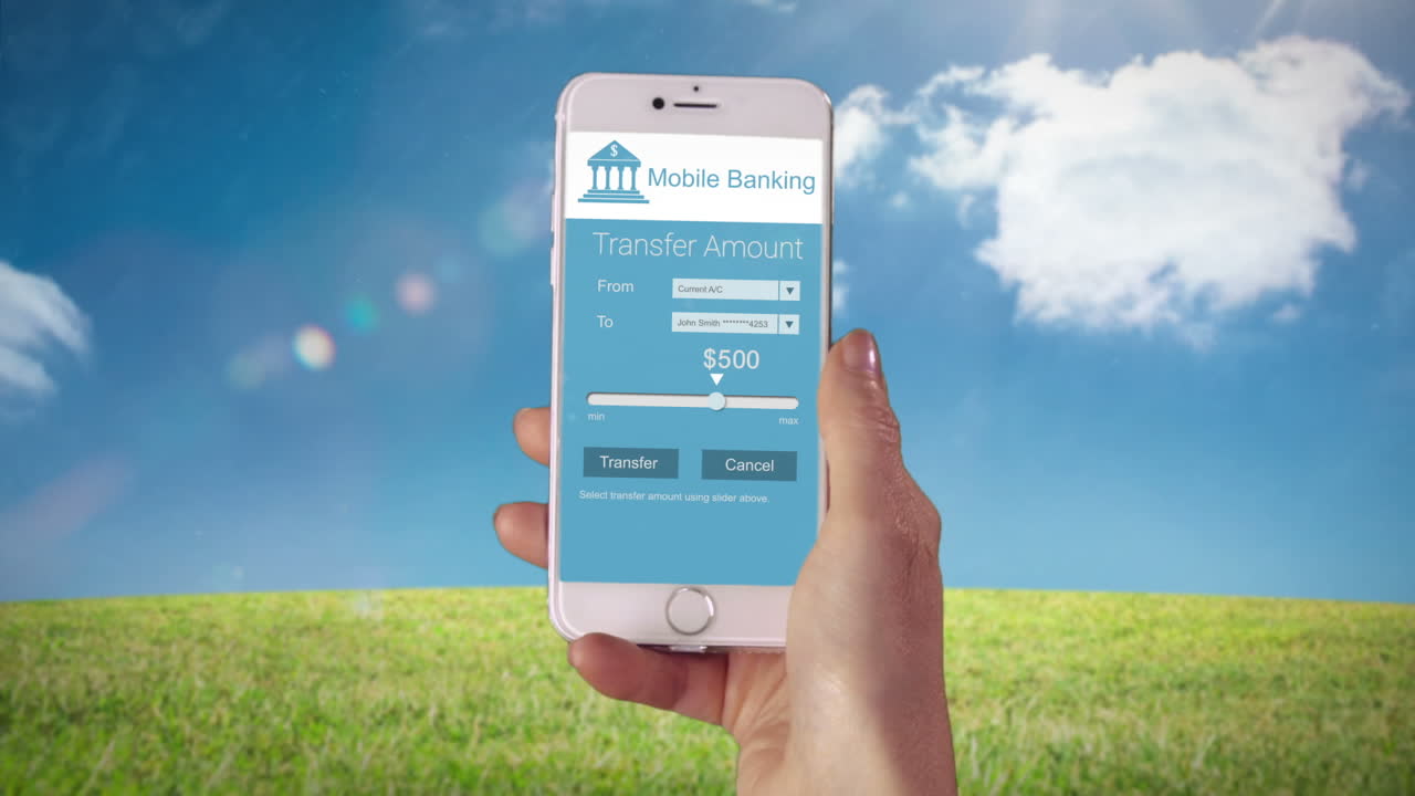 mujer usando banca móvil en su teléfono