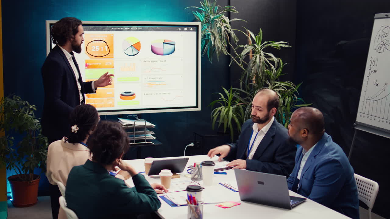 el director del proyecto hace una presentación de investigación de mercado para su equipo