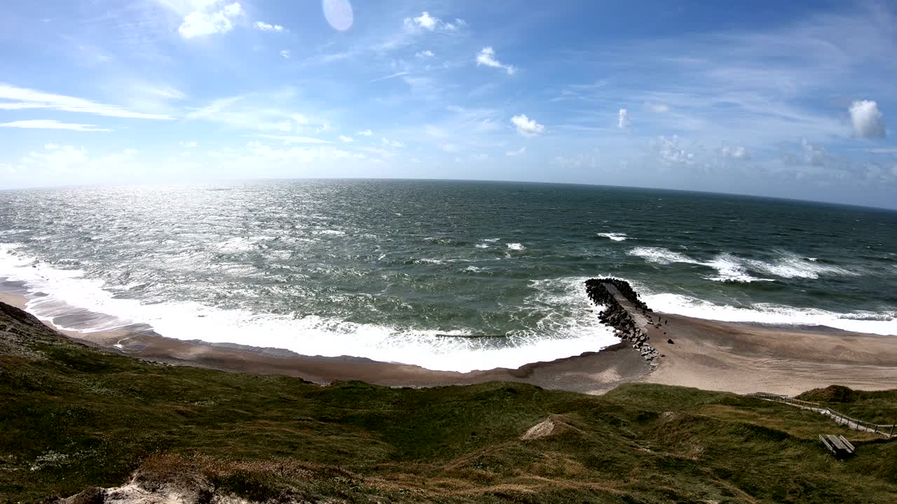 acantilado con olas, mar del norte, jutlandia, holmsland klit, dinamarca, 4k