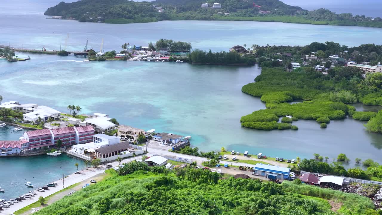 Ripresa con drone dall'alto che cattura edifici di un resort su un'isola tropicale accanto alle acque limpide e turchesi di una laguna
